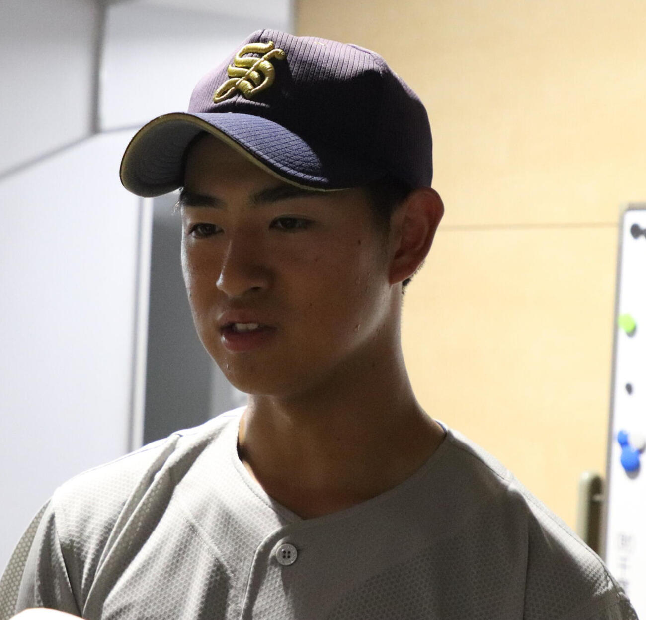 試合後、取材に応じる千葉商大付・秋元陽翔（撮影・服部航大）