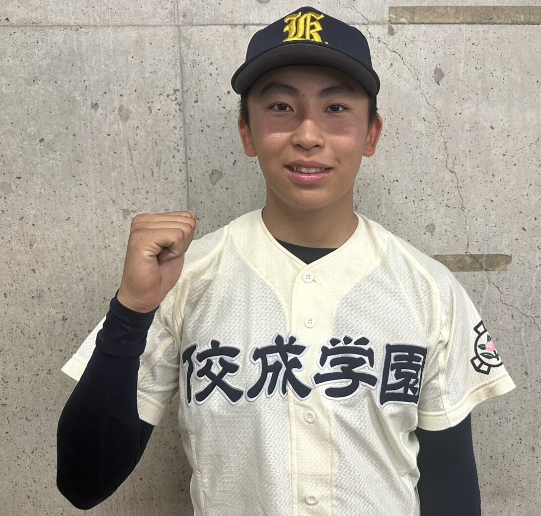 笑顔でガッツポーズする佼成学園・門間詠生（撮影・田島優大）