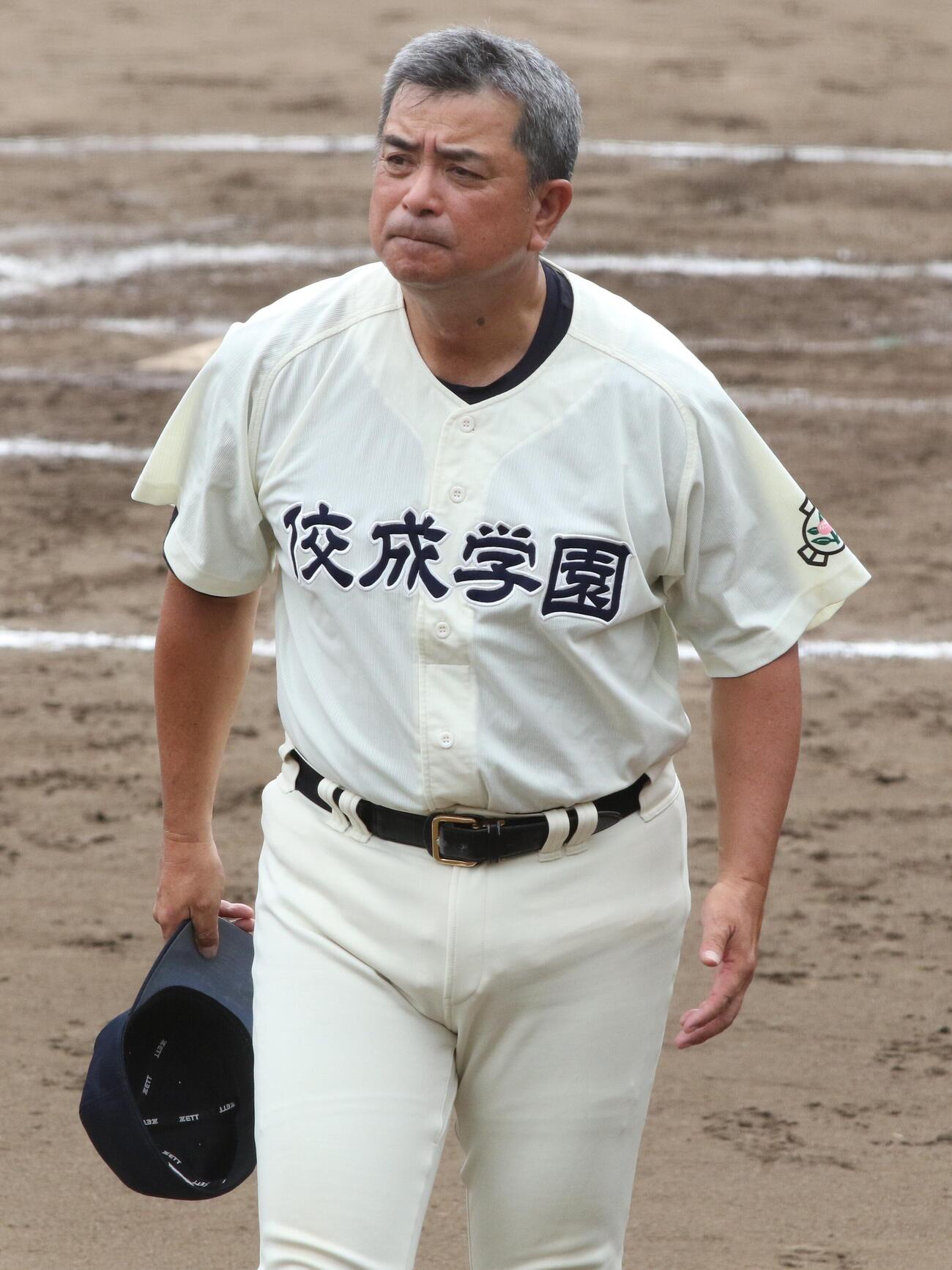 試合後、観客席に挨拶する佼成学園・藤田直毅監督（撮影・田島優大）