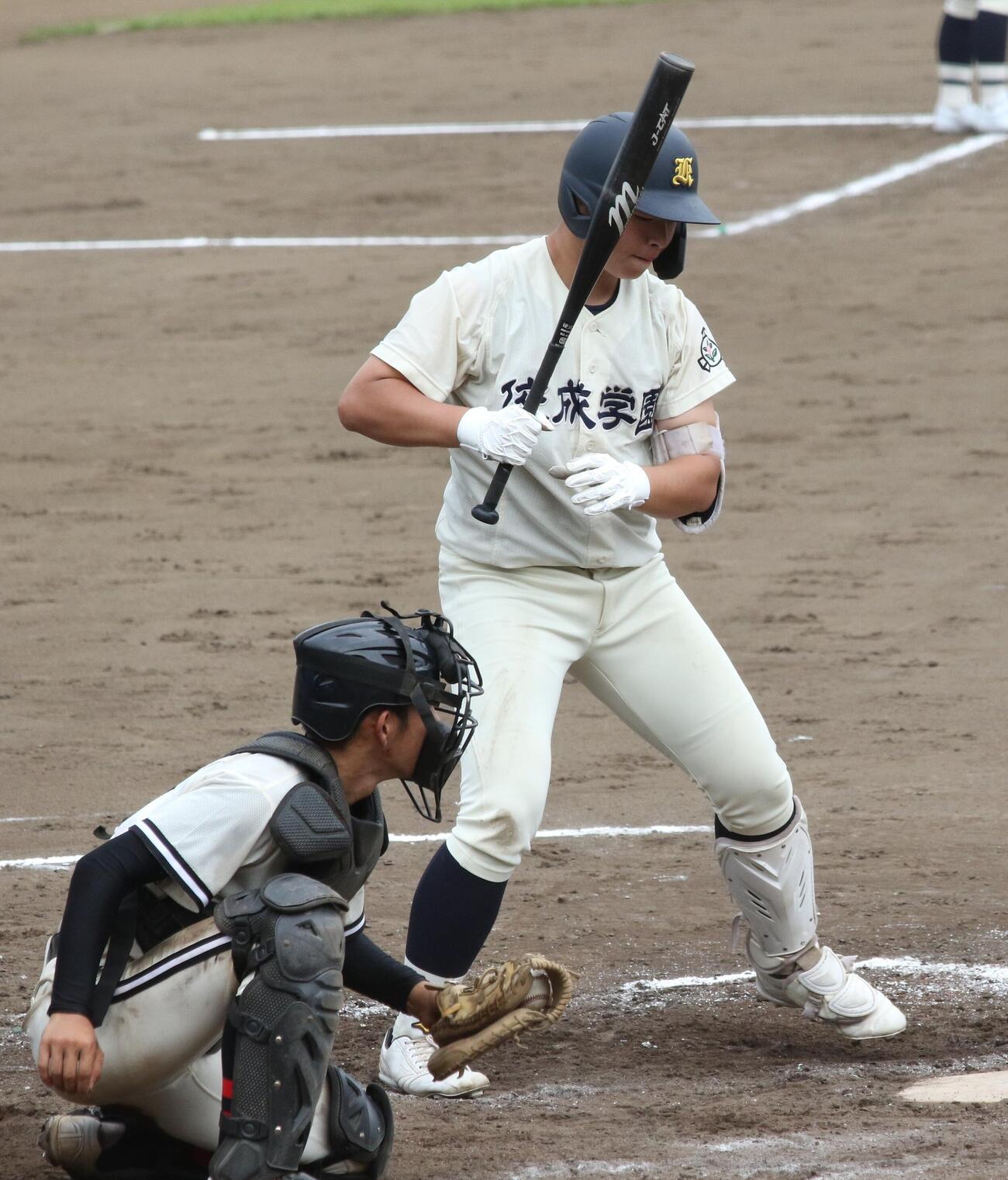 冷静にボール球を見逃し四球を選ぶ佼成学園・中村慈胤（撮影・田島優大）