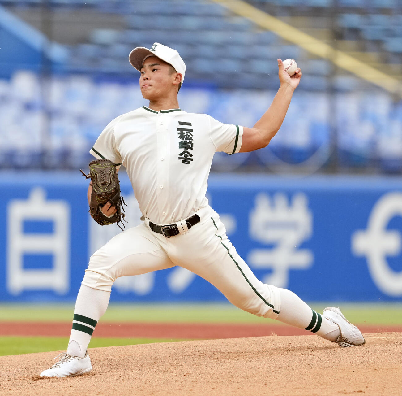 日大豊山対二松学舎大付　力投する二松学舎大付先発の川島連十（撮影・小島史椰）