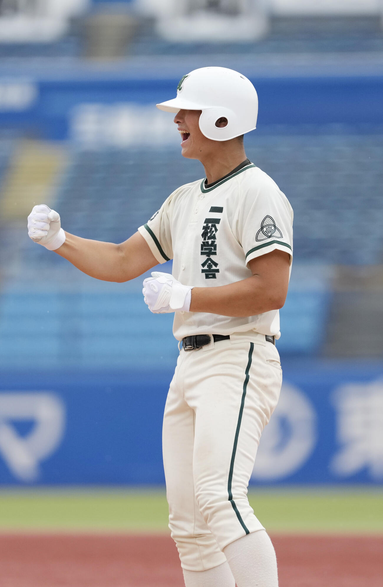 日大豊山対二松学舎大付　1回裏二松学舎大付2死一、二塁、先制適時打を放ちガッツポーズをする佐南健生（撮影・小島史椰）