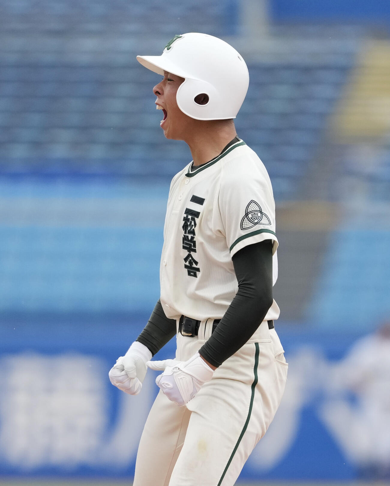 日大豊山対二松学舎大付　2回裏二松学舎大付2死一、三塁、左前適時打を放ち雄叫びを上げる岡野大陽（撮影・小島史椰）
