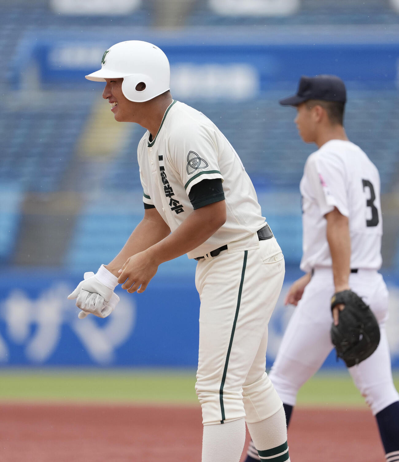 日大豊山対二松学舎大付　3回裏二松学舎大付1死三塁、右前適時打を放ち笑顔を見せる福和田啓太（撮影・小島史椰）