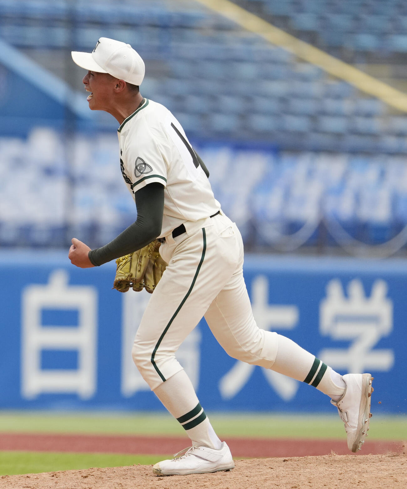 日大豊山対二松学舎大付　日大豊山に勝利し喜びを爆発させる二松学舎大付・小高稜真（撮影・小島史椰）