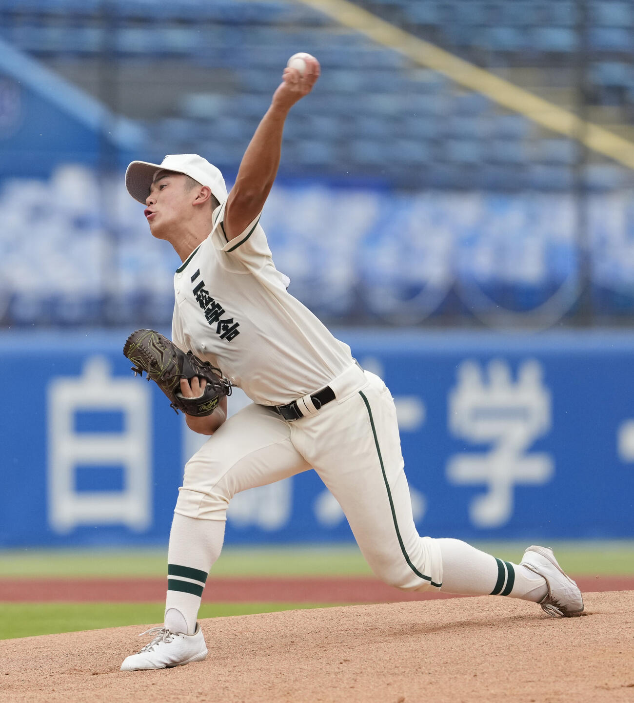 日大豊山対二松学舎大付　力投する二松学舎大付先発の川島連十（撮影・小島史椰）
