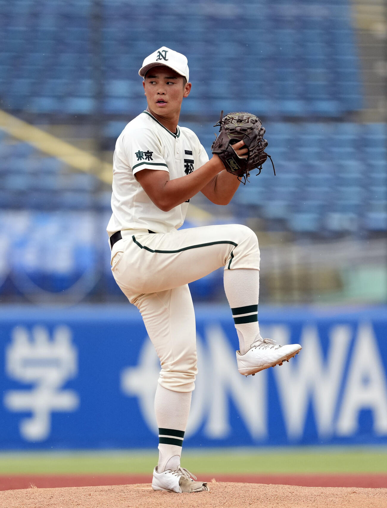 日大豊山対二松学舎大付　力投する二松学舎大付先発の川島連十（撮影・小島史椰）