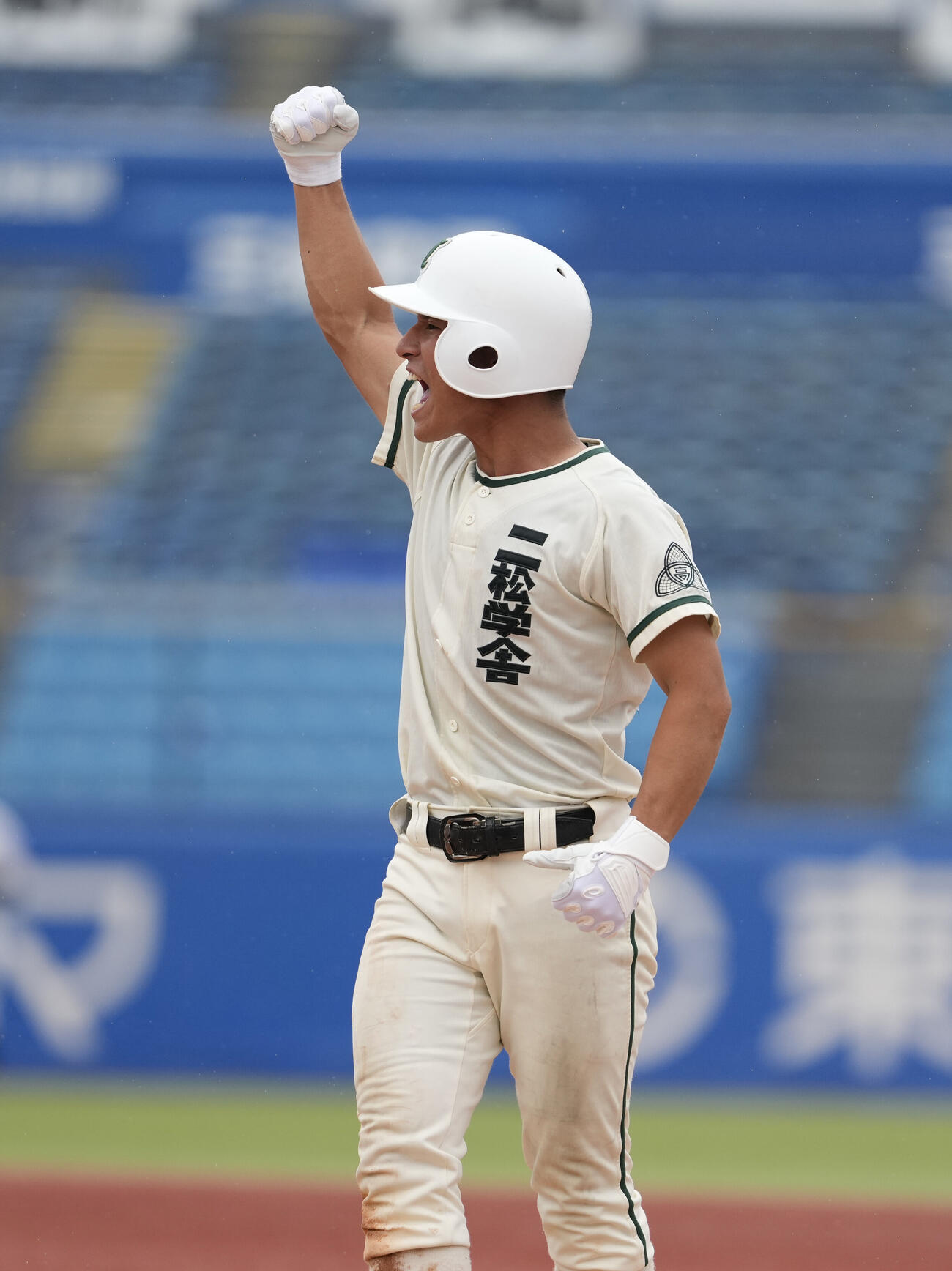 日大豊山対二松学舎大付　3回裏二松学舎大付2死一、三塁、左前適時打を放ちガッツポーズをする根本千太郎（撮影・小島史椰）