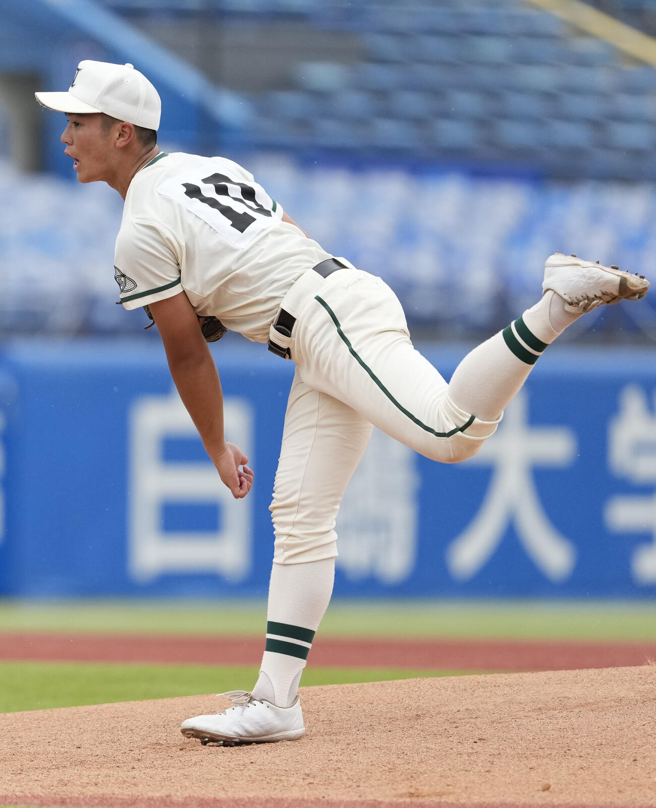 日大豊山対二松学舎大付　力投する二松学舎大付先発の川島連十（撮影・小島史椰）