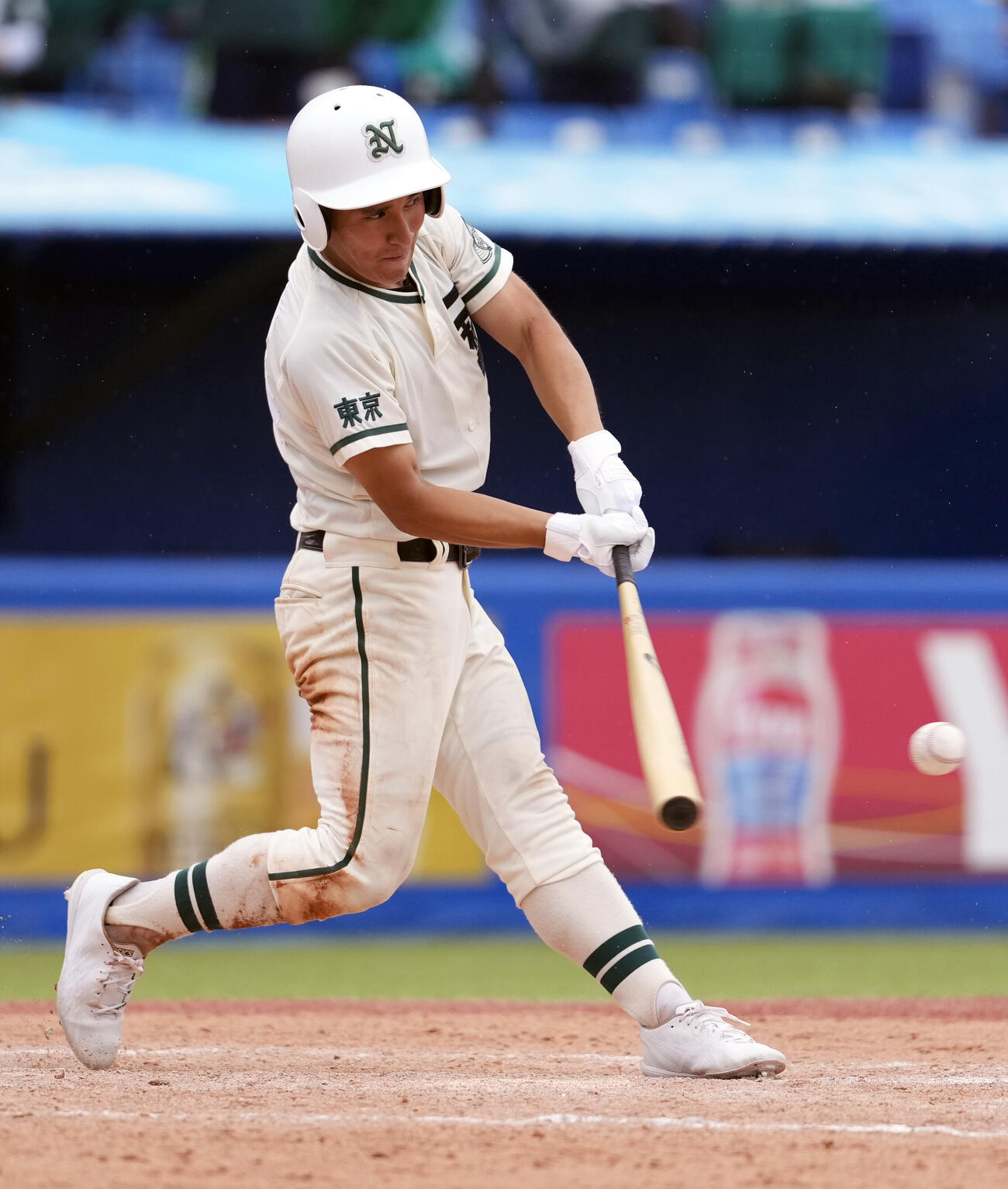 日大豊山対二松学舎大付　3回裏二松学舎大付2死一、三塁、左前適時打を放つ根本千太郎（撮影・小島史椰）