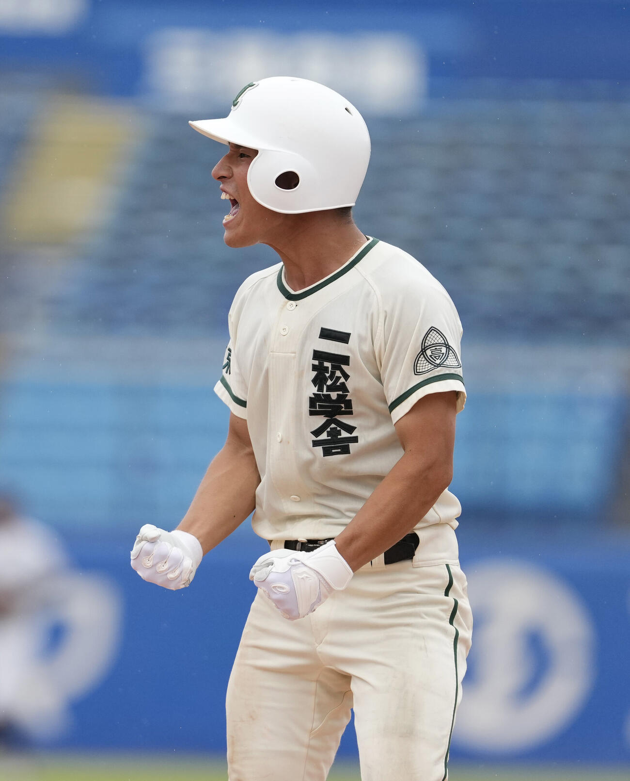 日大豊山対二松学舎大付　3回裏二松学舎大付2死一、三塁、左前適時打を放ちガッツポーズをする根本千太郎（撮影・小島史椰）