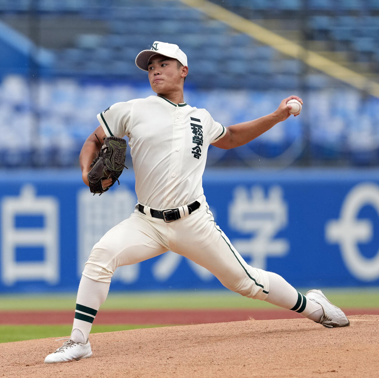 日大豊山対二松学舎大付　力投する二松学舎大付先発の川島連十（撮影・小島史椰）