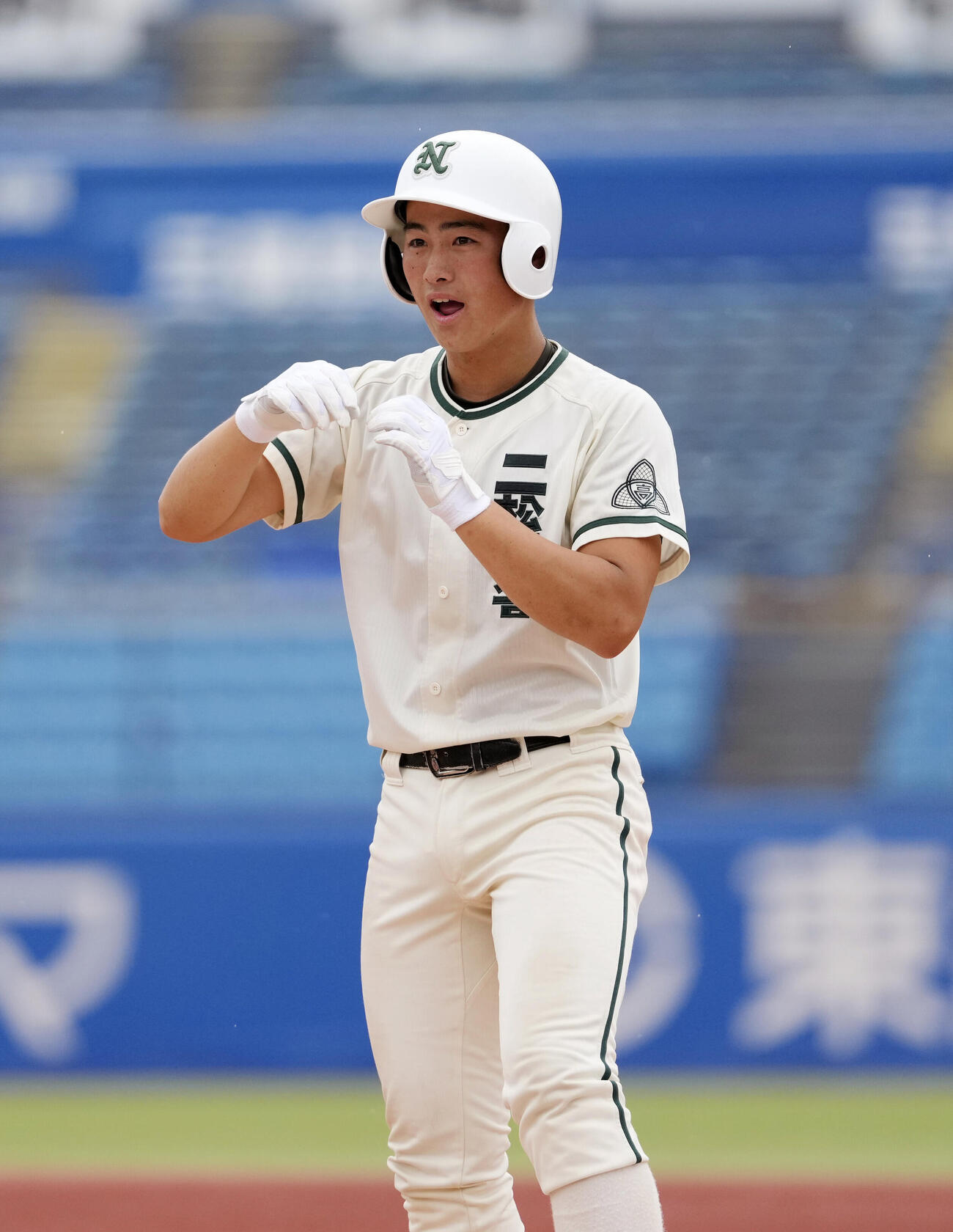 日大豊山対二松学舎大付　1回裏二松学舎大付2死一、二塁、先制適時打を放ち出塁する佐南健生（撮影・小島史椰）