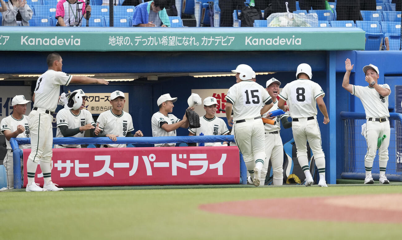 日大豊山対二松学舎大付　2回裏二松学舎大付2死一、三塁、岡野大陽が左前適時打を放ち盛り上がる二松学舎大付の選手たち（撮影・小島史椰）