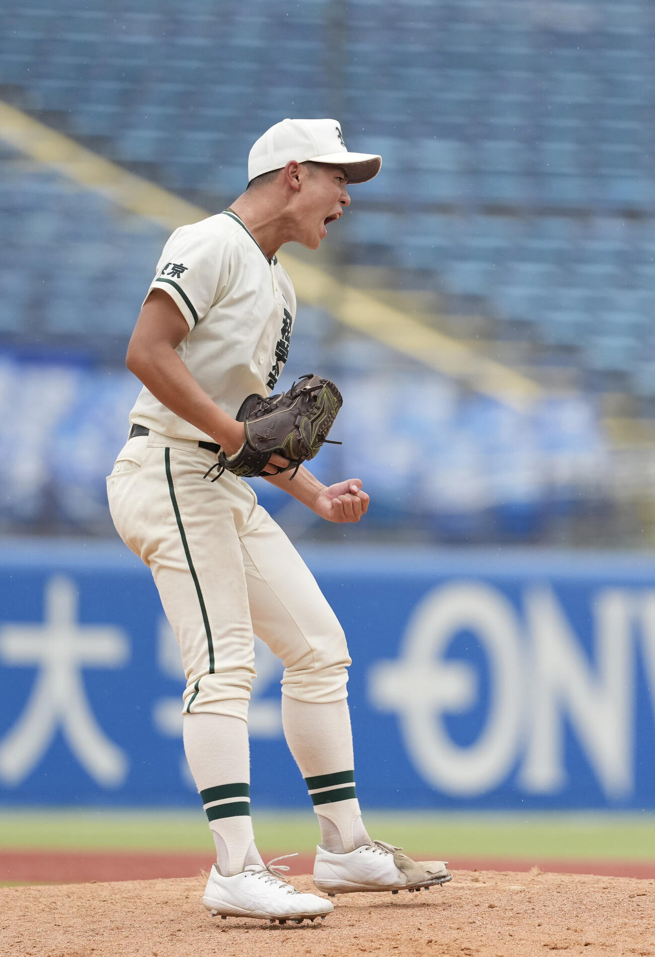 日大豊山対二松学舎大付　4回表日大豊山2死三塁、山本祐大から空振り三振を奪いガッツポーズをする川島連十（撮影・小島史椰）