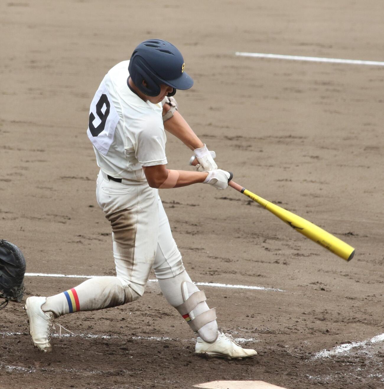 左前打を放つ創価・堀内勝利（撮影・田島優大）