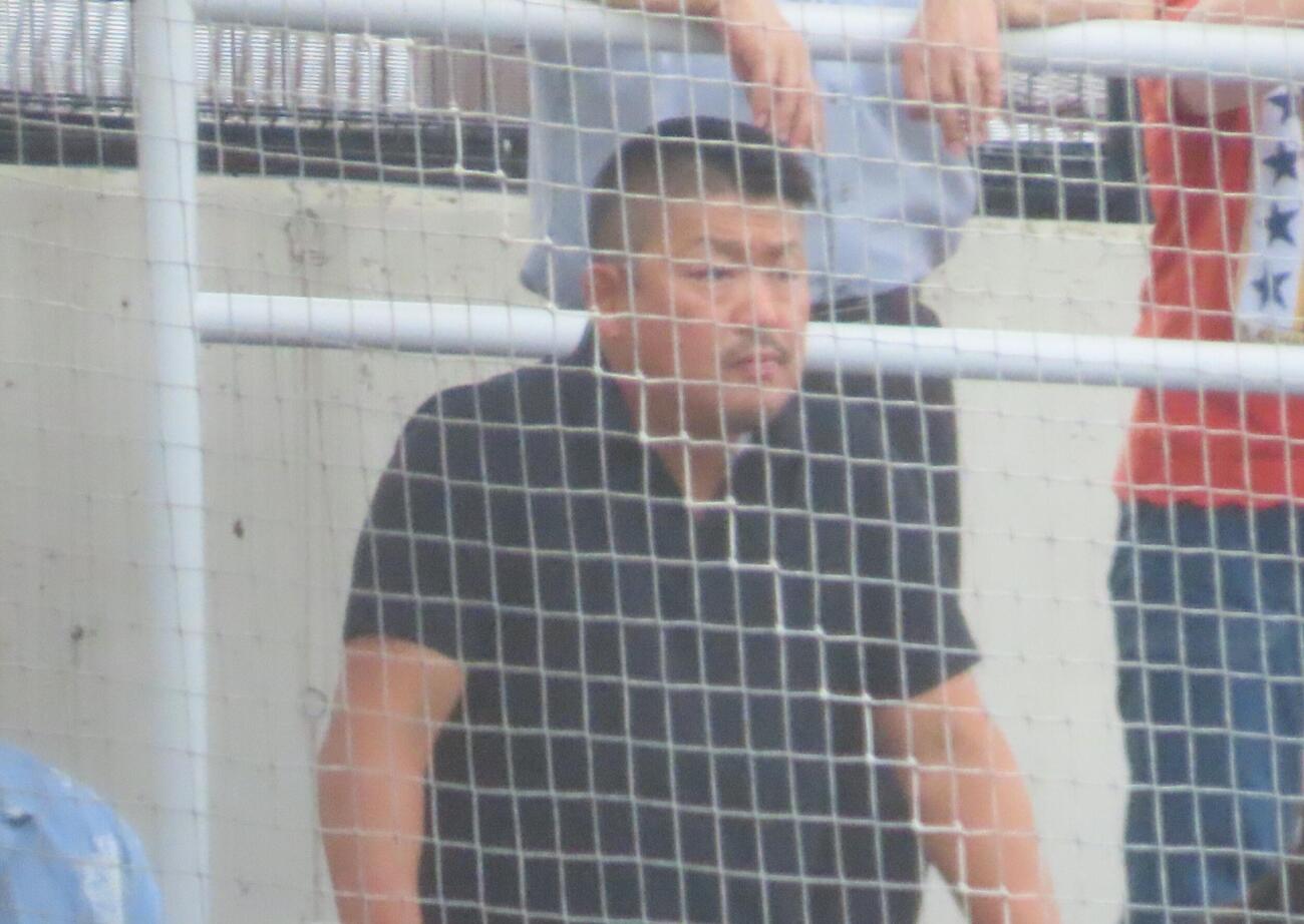 日大高対相模原　息子である日大高・村田凰晟の試合を観戦するDeNA村田修一2軍監督＝2026年7月13日