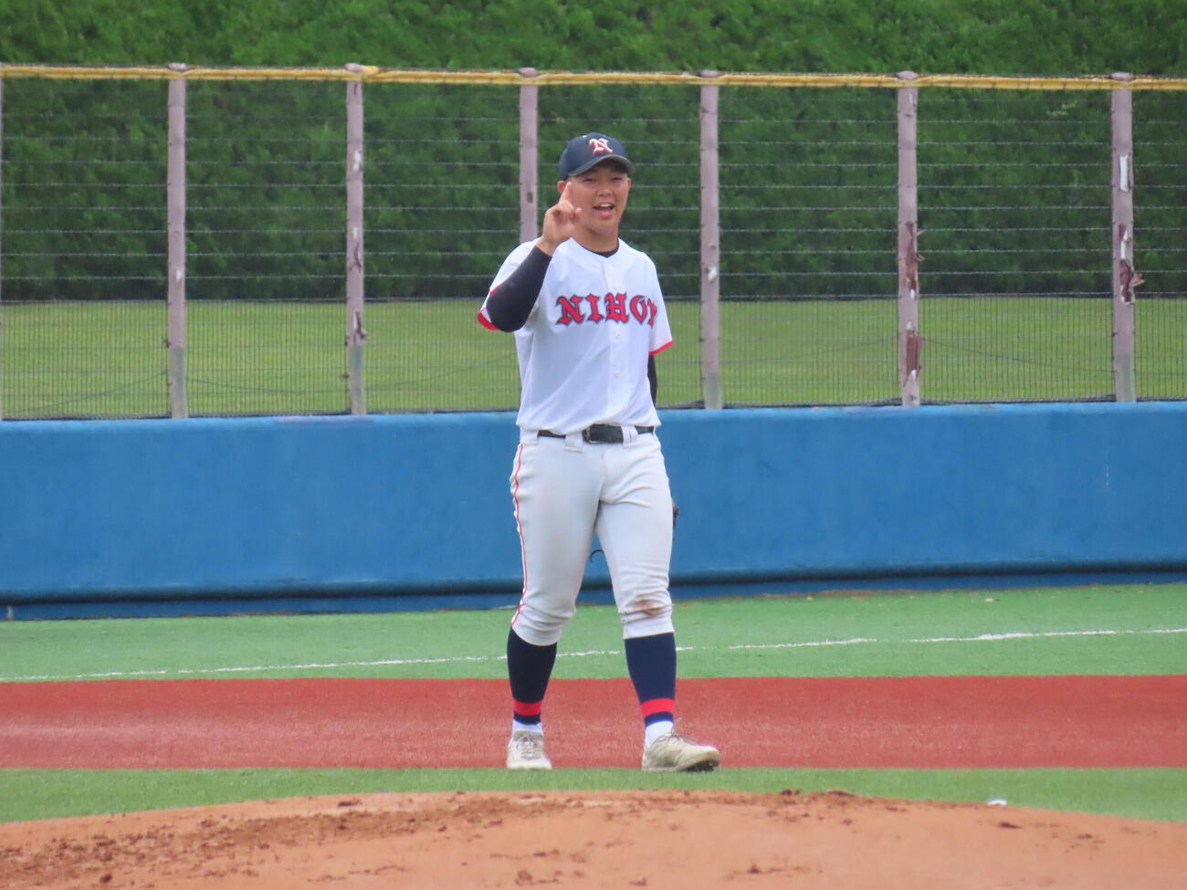 日大高対相模原　三塁守備に就き、チームメートに声をかける日大高・村田凰晟（撮影・山本佳央）