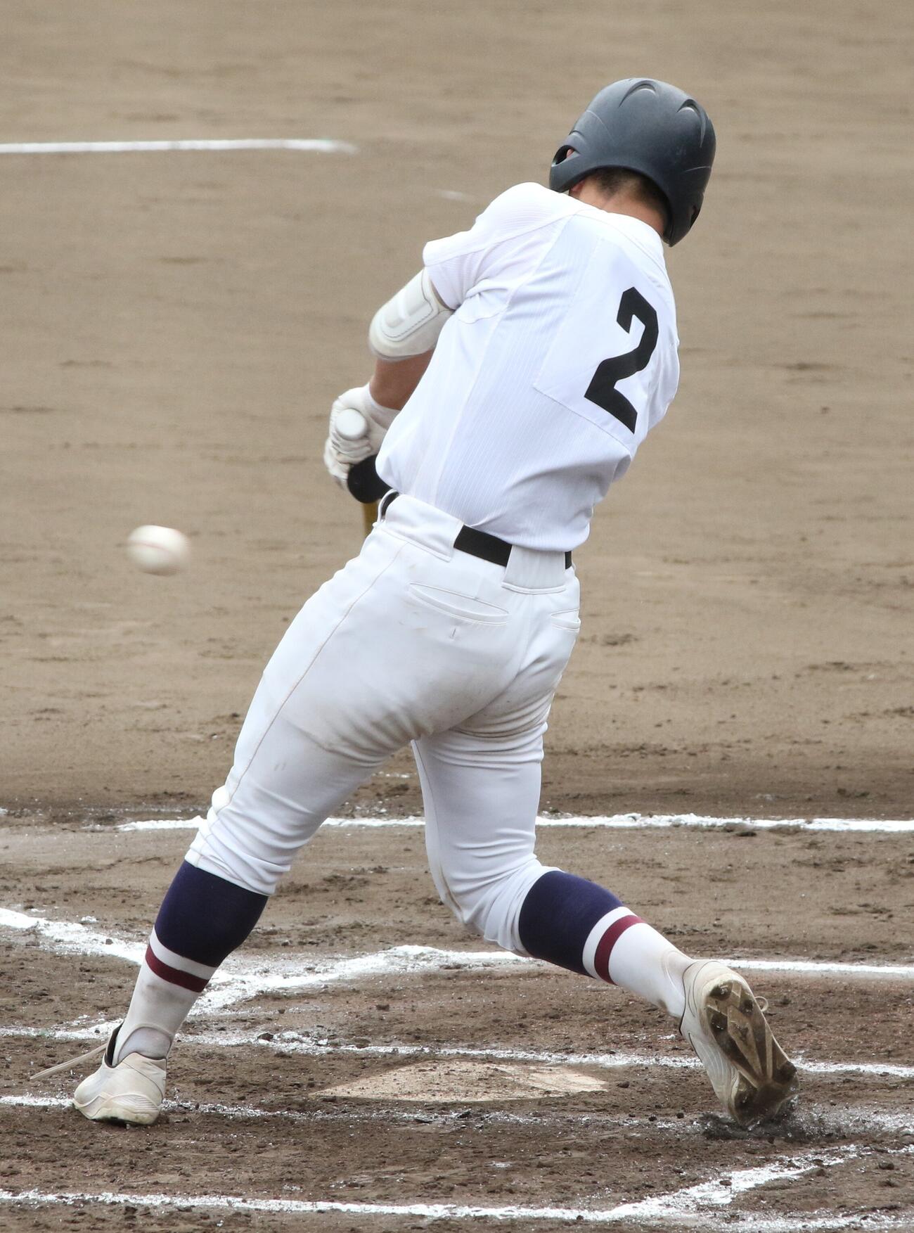 初回、先制となる左前適時打を放つ大塚逸輝（撮影・田島優大）