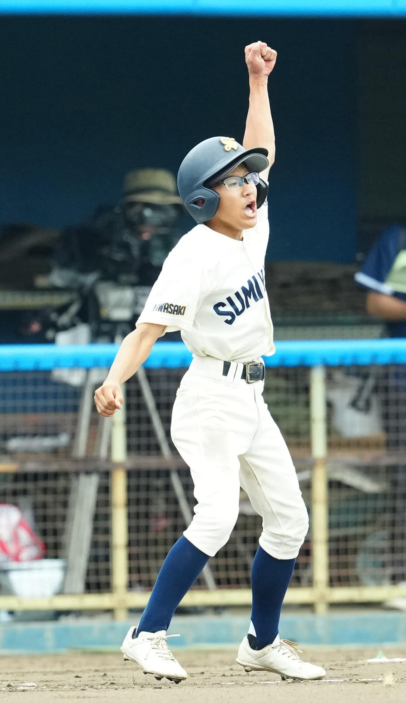 住吉対横浜　1回表住吉2死、米沢圭右の三塁打で腕を回す三塁コーチャーの犬田結羽（撮影・江口和貴）