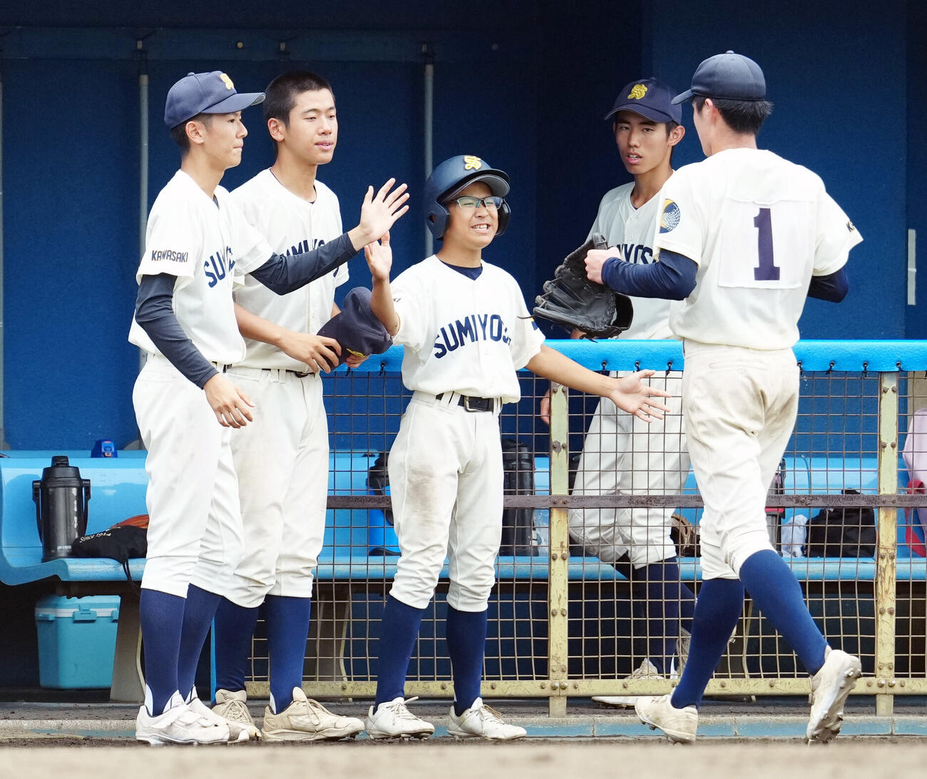 住吉対横浜　4回裏途中、降板する住吉先発の原田夏熙（右端）を出迎える犬田結羽（中央）ら（撮影・江口和貴）
