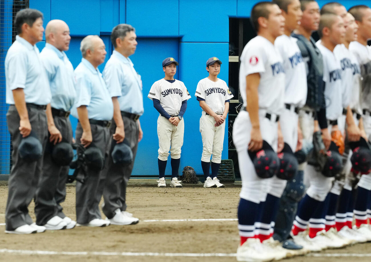 住吉対横浜　試合後、整列する住吉・武藤拓馬監督（後方左）（撮影・江口和貴）