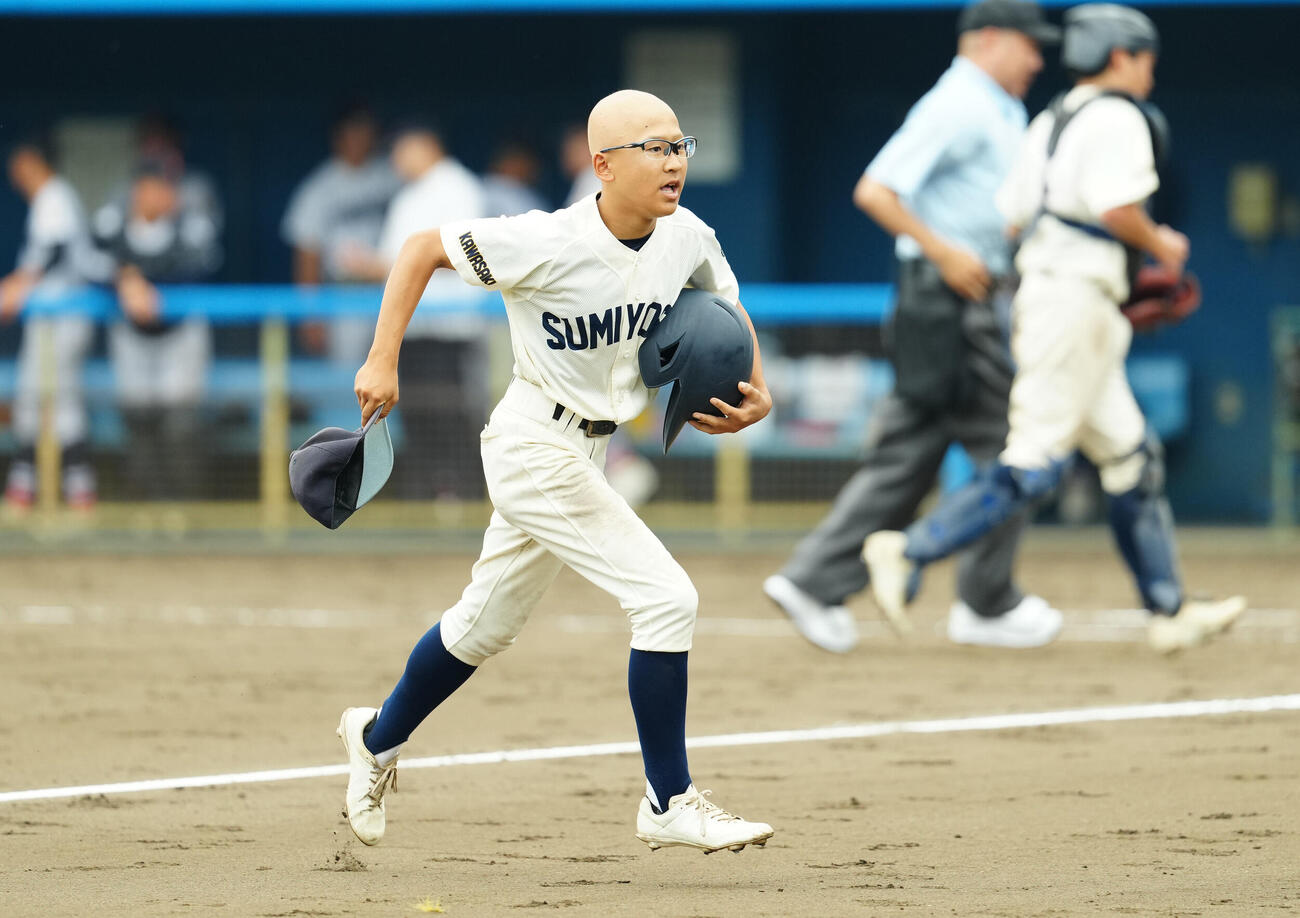 住吉対横浜　2回裏、伝令でマウンドからベンチに引き揚げる住吉・犬田結羽（撮影・江口和貴）