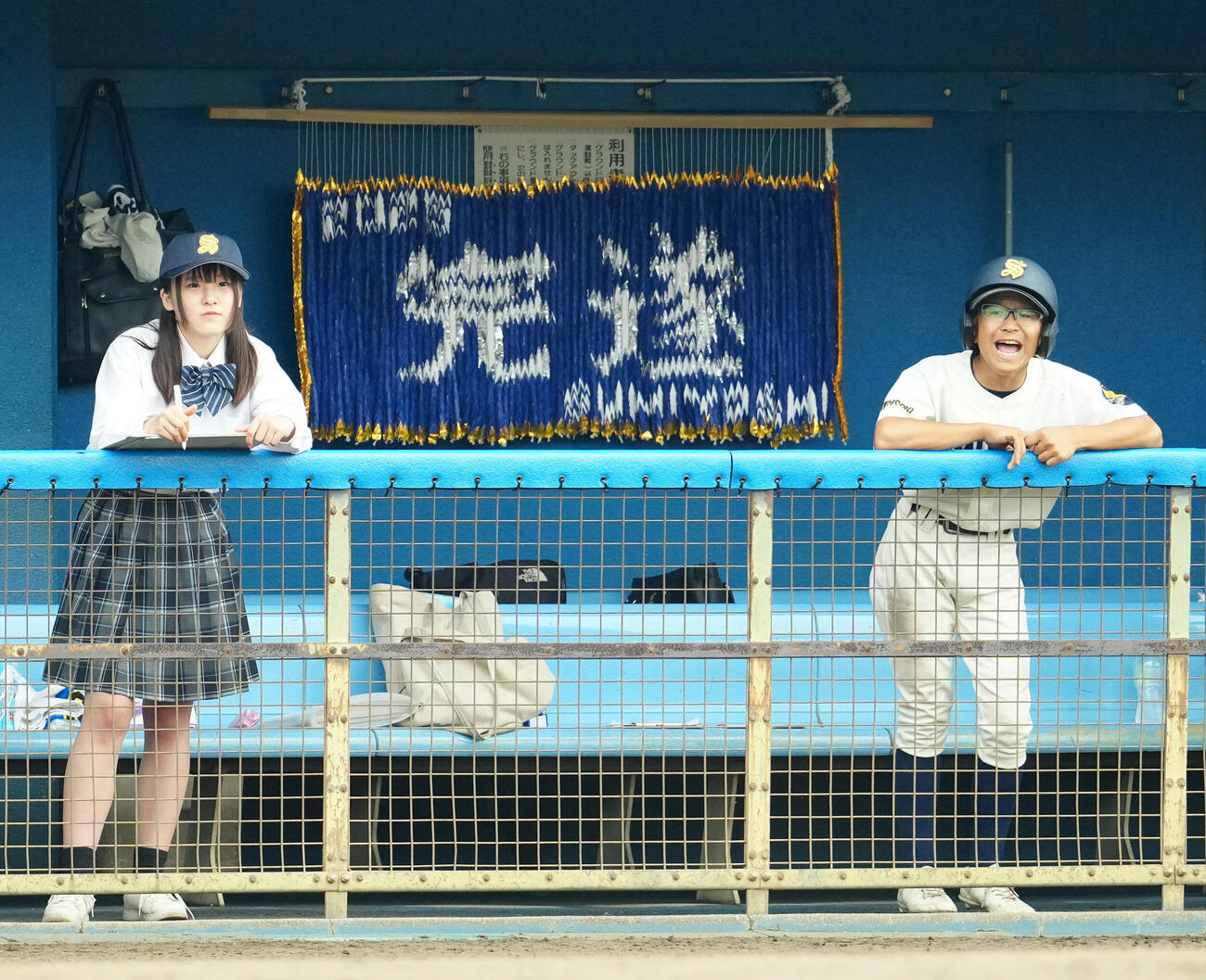 住吉対横浜　4回裏、ベンチから戦況を見つめる住吉・犬田結羽（右）（撮影・江口和貴）