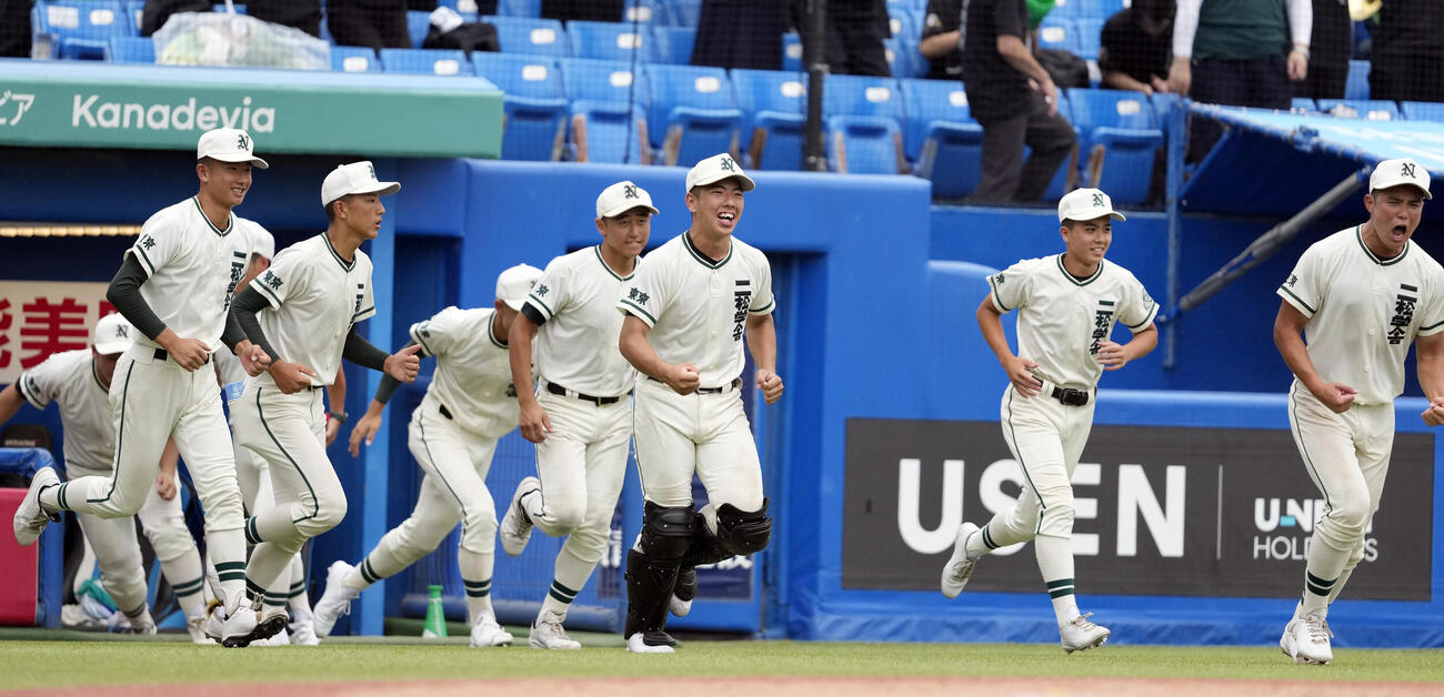 日大豊山対二松学舎大付　日大豊山に勝利し笑顔で駆け出す二松学舎大付の選手たち（撮影・小島史椰）