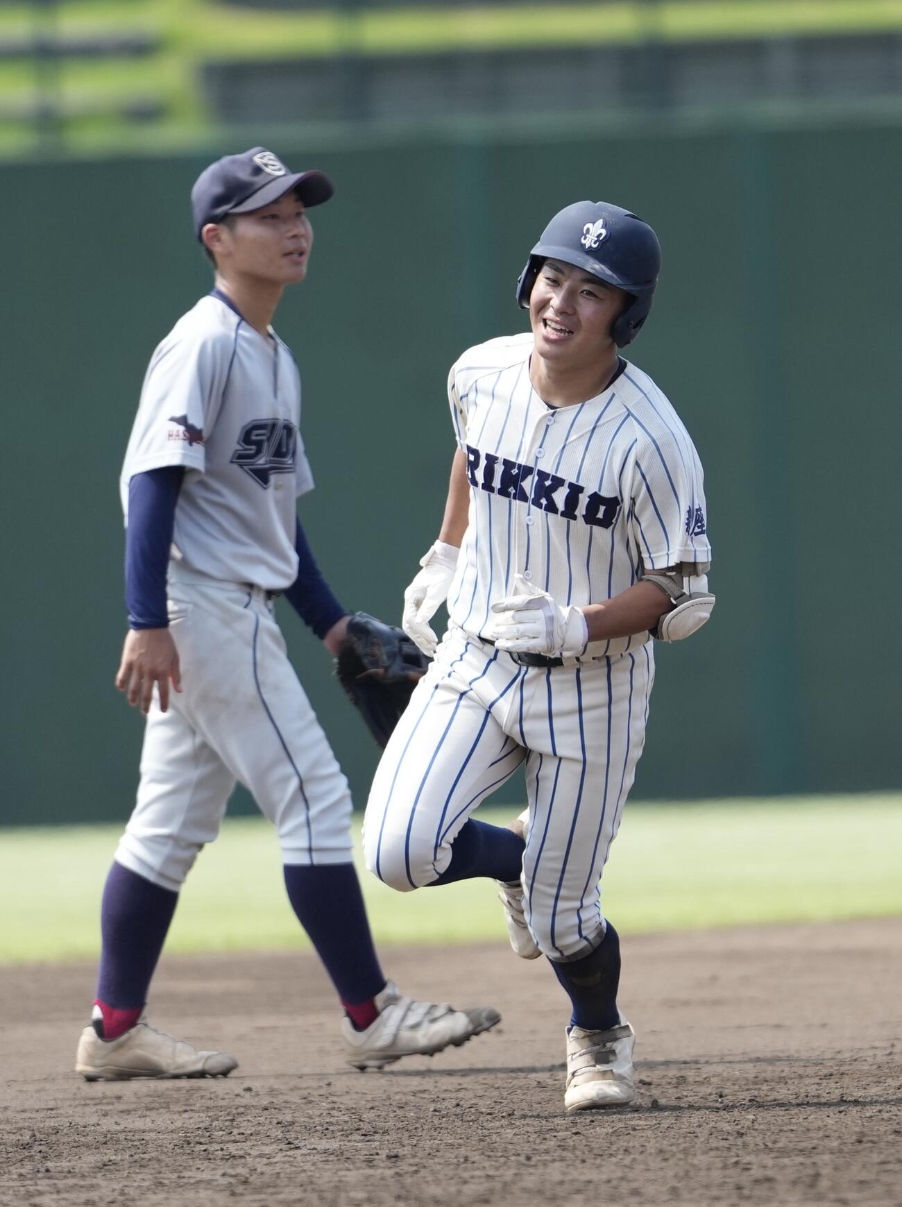 蓮田松韻対立教新座　3回裏立教新座2死、本塁打を放ちダイヤモンドを回る安田潤生（撮影・小島史椰）
