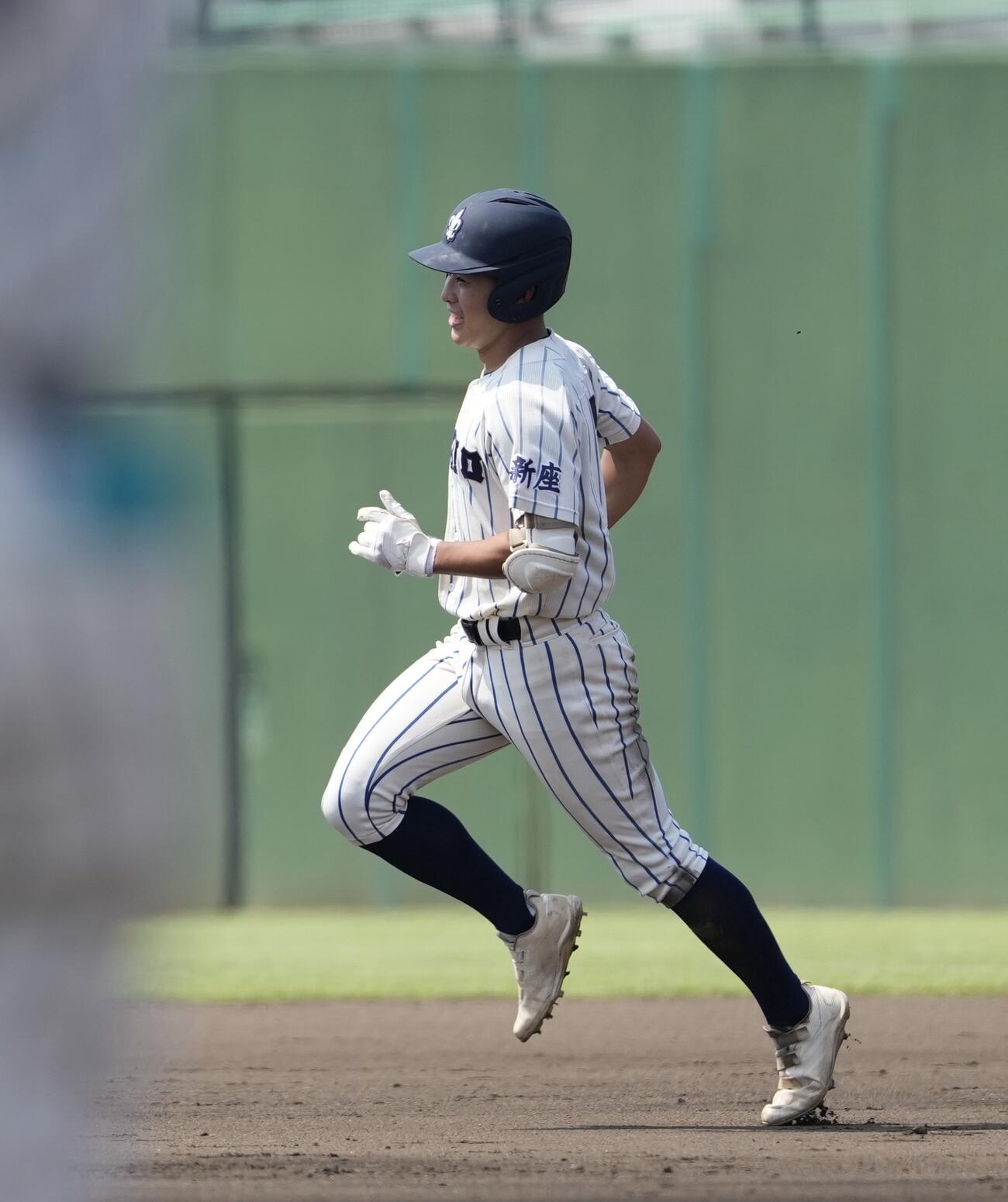 蓮田松韻対立教新座　3回裏立教新座2死、本塁打を放ちダイヤモンドを回る安田潤生（撮影・小島史椰）