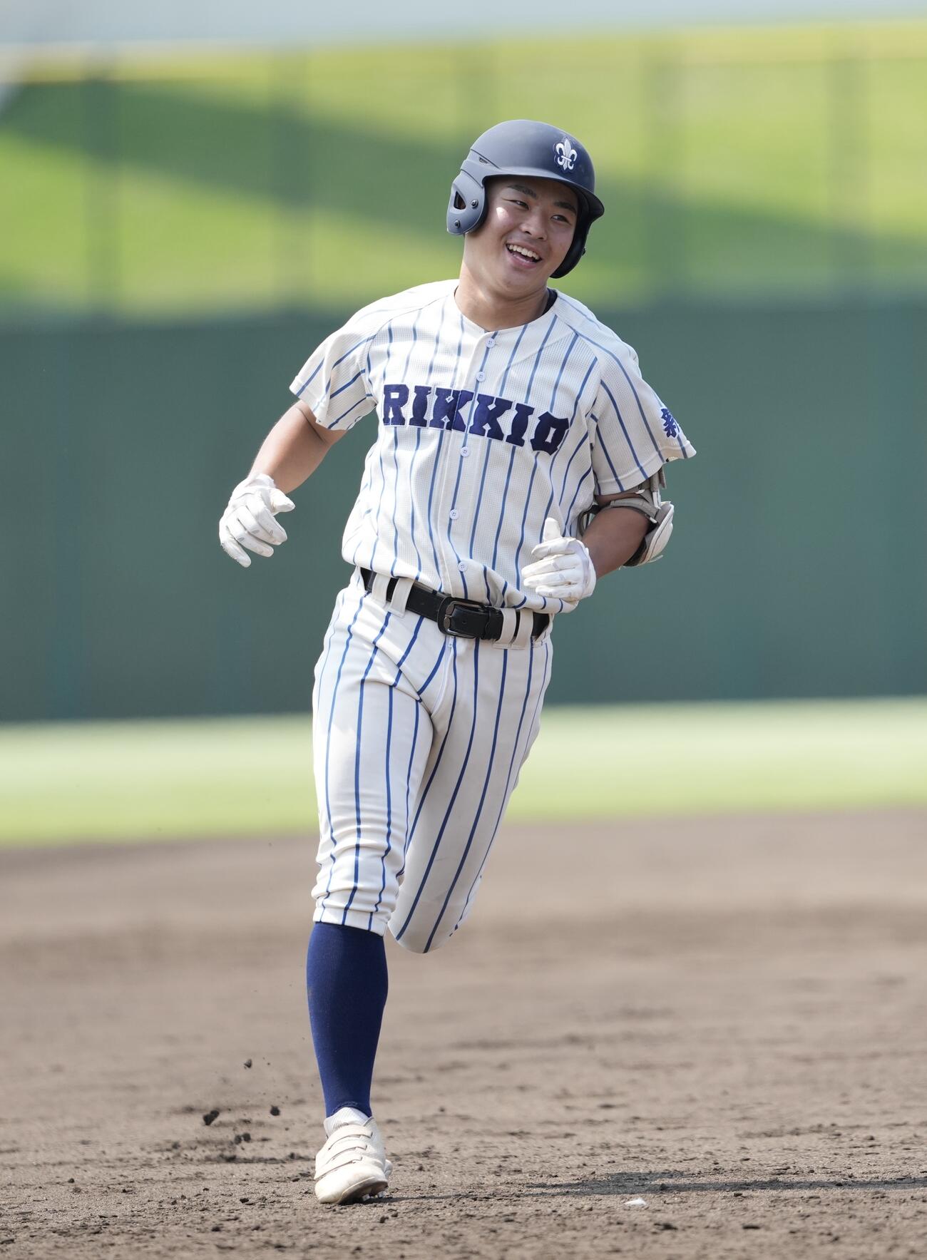 蓮田松韻対立教新座　3回裏立教新座2死、本塁打を放ちダイヤモンドを回る安田潤生（撮影・小島史椰）