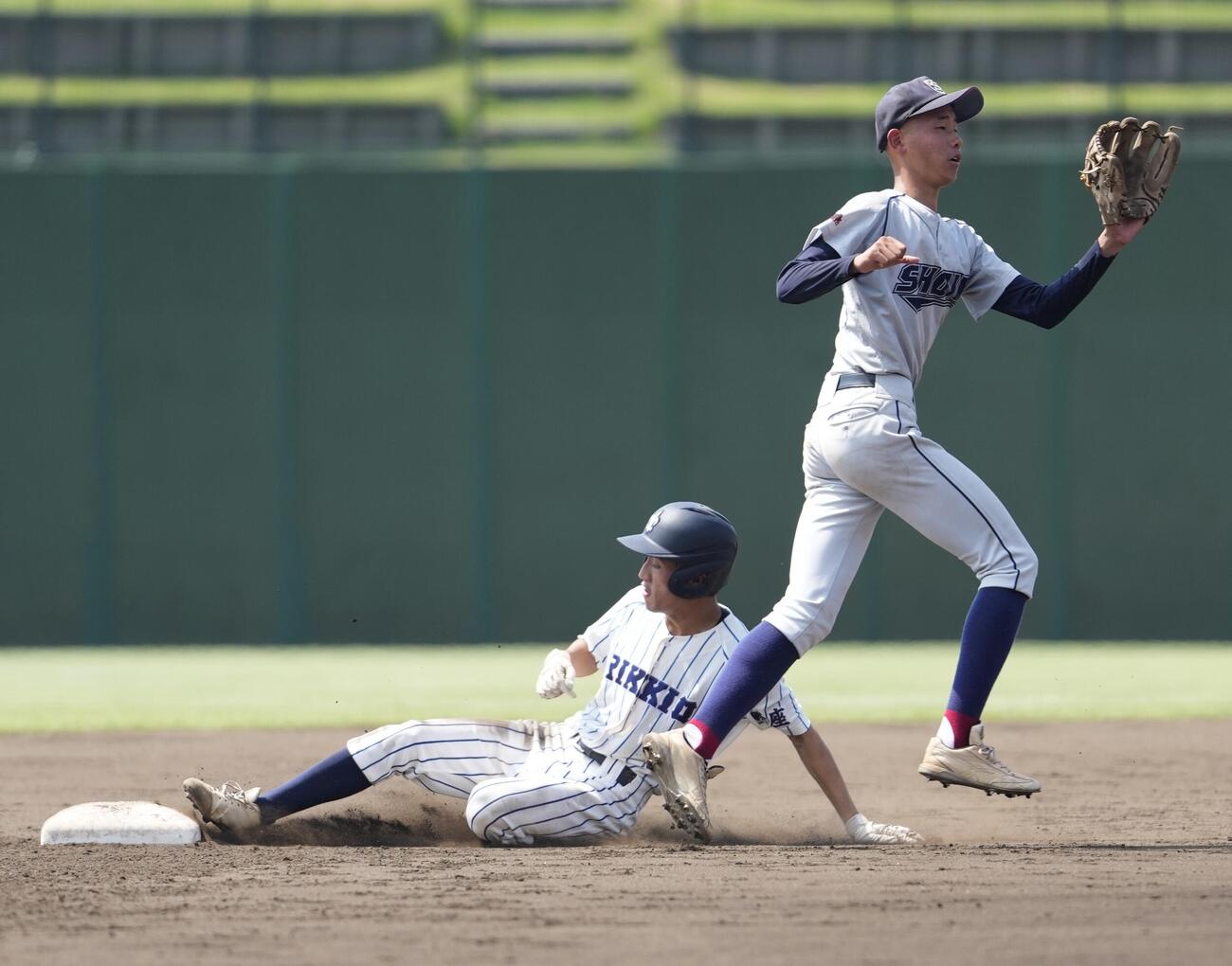 蓮田松韻対立教新座　3回裏立教新座1死一塁、二盗を決める塚田耕大（撮影・小島史椰）
