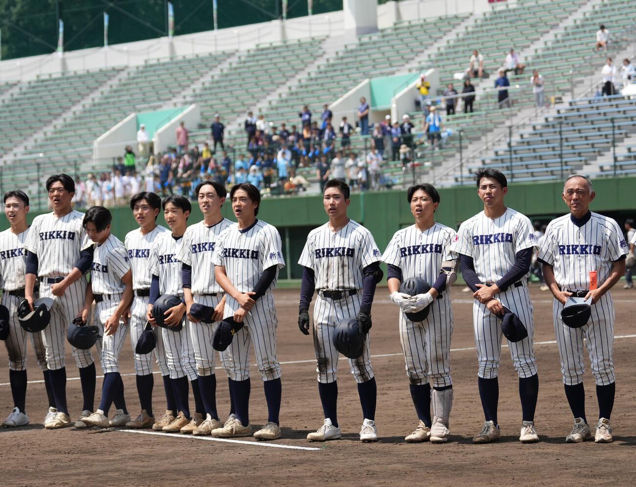 蓮田松韻対立教新座　蓮田松韻に勝利しスタンドにあいさつする立教新座の選手たち（撮影・小島史椰）