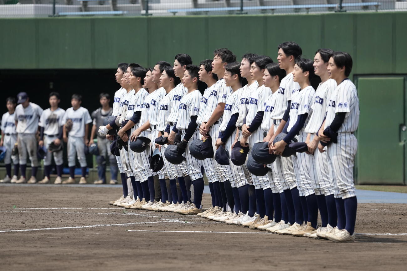 蓮田松韻対立教新座　蓮田松韻に勝利し校歌を歌う立教新座の選手たち（撮影・小島史椰）