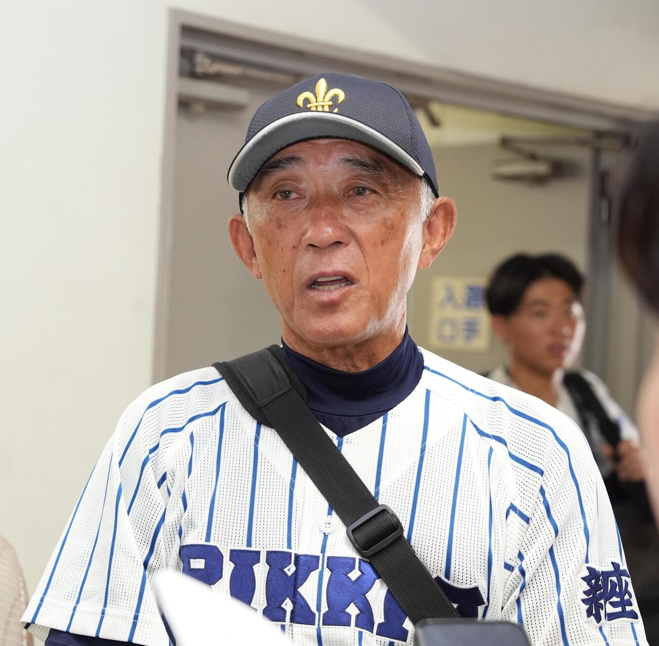 蓮田松韻対立教新座　蓮田松韻に勝利し囲み取材に応じる立教新座・黒須清人監督（撮影・小島史椰）