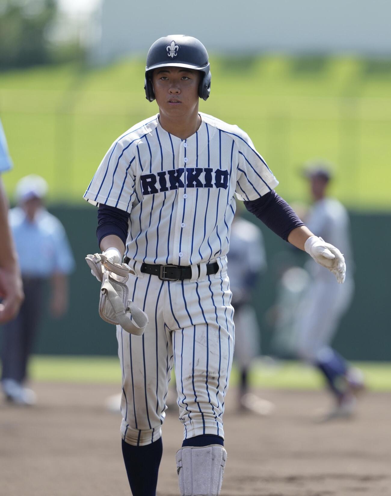 蓮田松韻対立教新座　1回裏立教新座1死二、三塁、先制2点適時打を放ち出塁する仙波晴弥（撮影・小島史椰）
