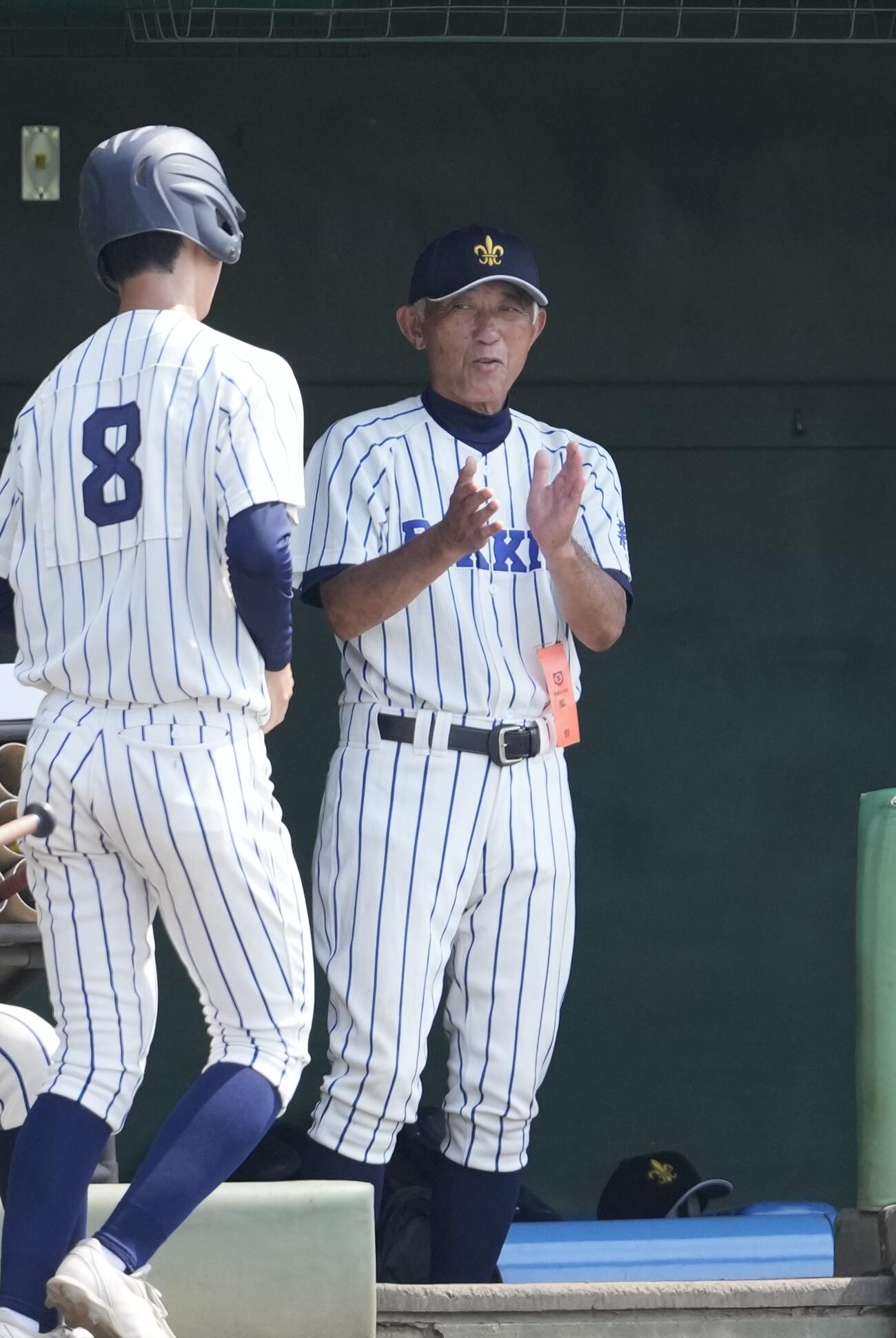 蓮田松韻対立教新座　1回裏立教新座1死二、三塁、仙波晴弥が先制2点適時打を放ち拍手する立教新座・黒須清人監督（撮影・小島史椰）