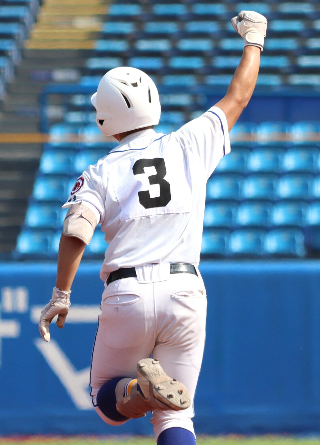 第108回全国高校野球東東京大会　3回戦　修徳対淑徳　先制の2点本塁打を放ち拳を突き上げる淑徳・豊田遼（撮影・栗林真菜）