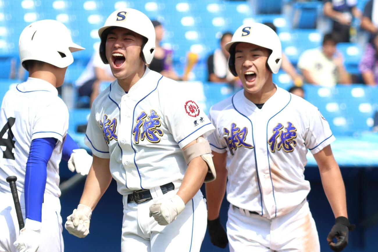 第108回全国高校野球東東京大会　3回戦　修徳対淑徳　本塁にかえり笑顔を見せる淑徳・豊田遼（左）と秋山大志郎（撮影・栗林真菜）