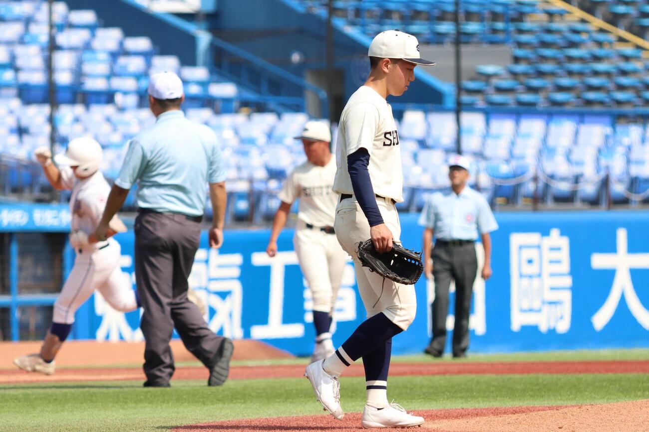 第108回全国高校野球東東京大会　3回戦　修徳対淑徳　本塁打を打たれた修徳・東山大空（撮影・栗林真菜）
