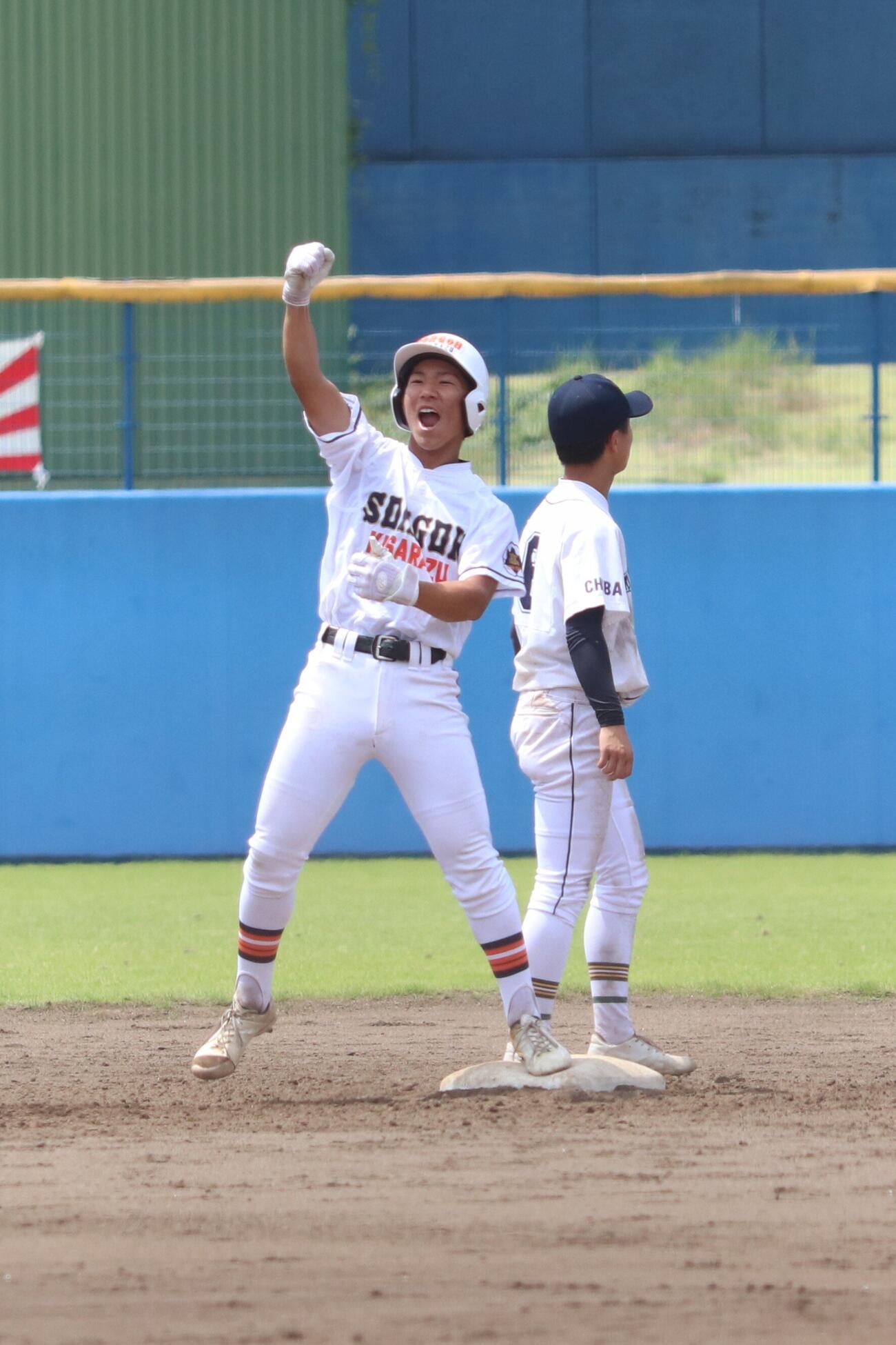 高校野球千葉大会　千葉黎明対木更津総合　5回木更津総合2死一、二塁、2点適時二塁打を放ちガッツポーズする吉沢空遵（撮影・服部航大）