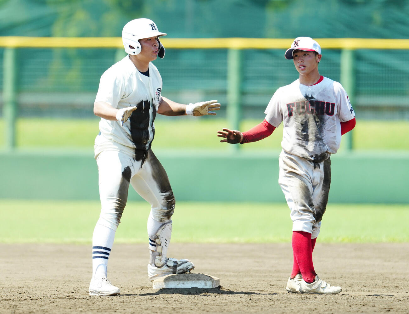 府中西対日大三　4回裏日大三無死二塁、中前打を放ち、送球間に二塁へ進塁した田中諒（左）（撮影・江口和貴）