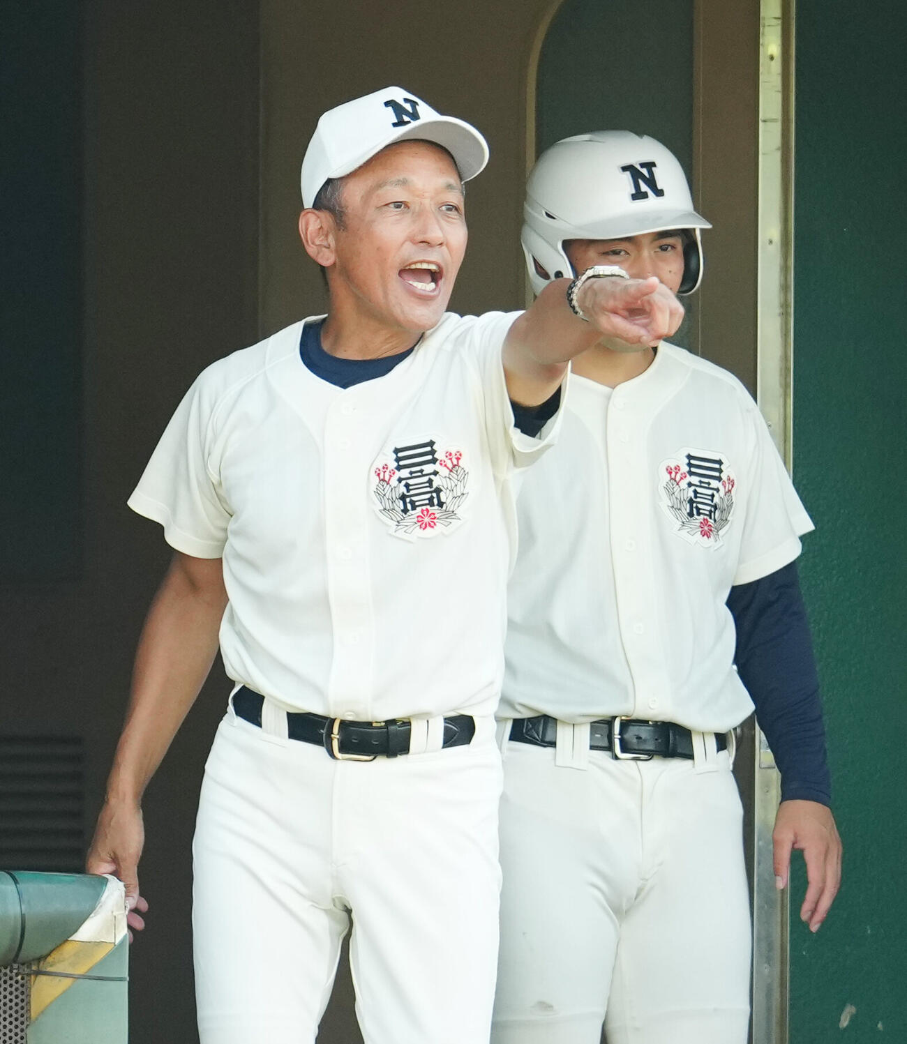 府中西対日大三　1回裏、ベンチから指示を出す日大三・三木有造監督（左）（撮影・江口和貴）