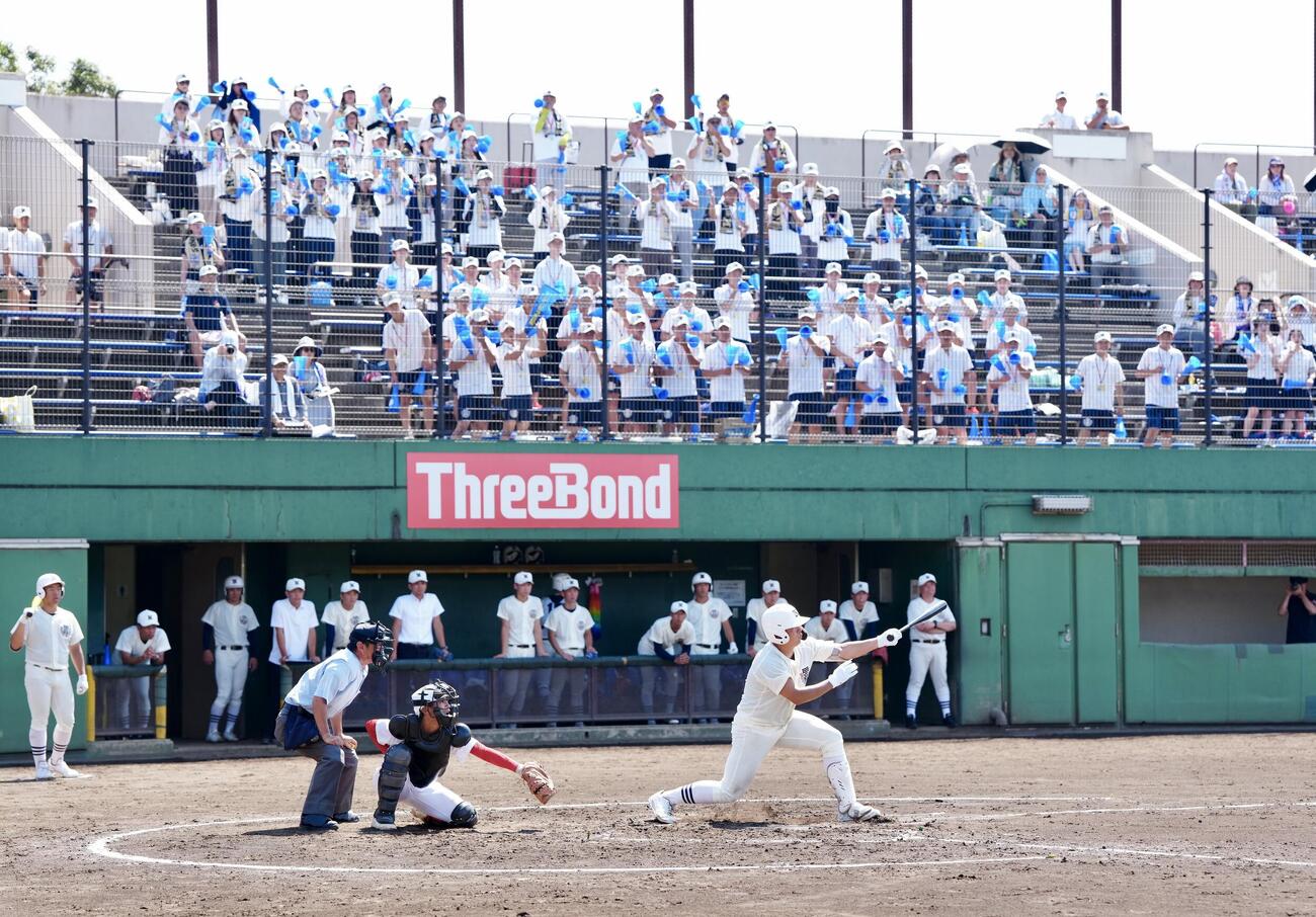 府中西対日大三　2回裏日大三1死満塁、適時内野安打とする田中諒（撮影・江口和貴）