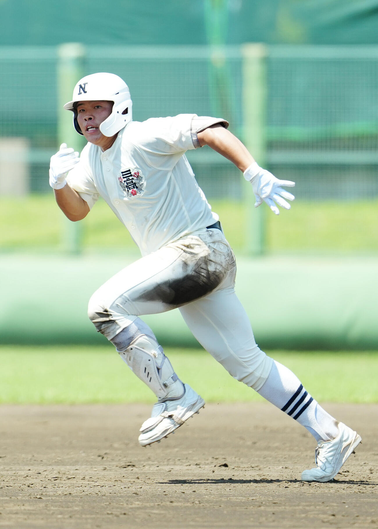 府中西対日大三　4回裏日大三無死二塁、中前打を放ち、送球間に二塁へ向かう田中諒（撮影・江口和貴）