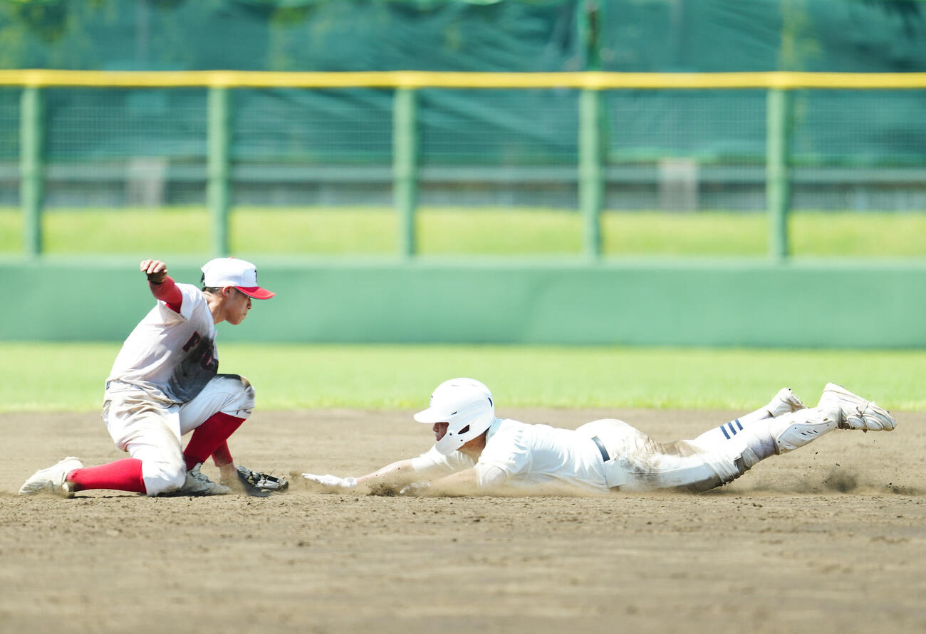 府中西対日大三　4回裏日大三無死二塁、中前打を放ち、送球間に二塁へ進塁する田中諒（右）（撮影・江口和貴）