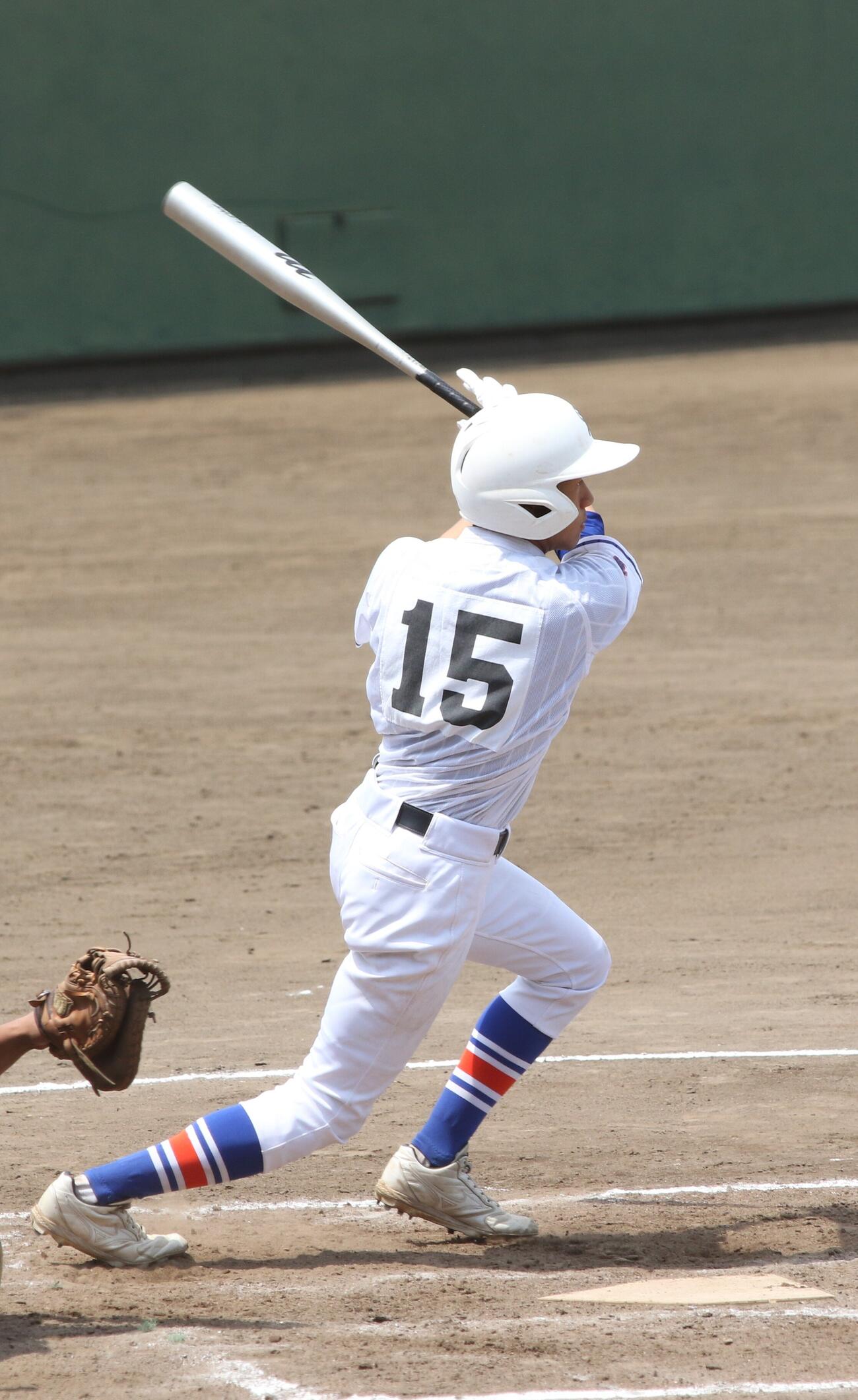 8回、ダメ押しとなる中前適時打を放つ世田谷学園・川相俊輔（撮影・田島優大）