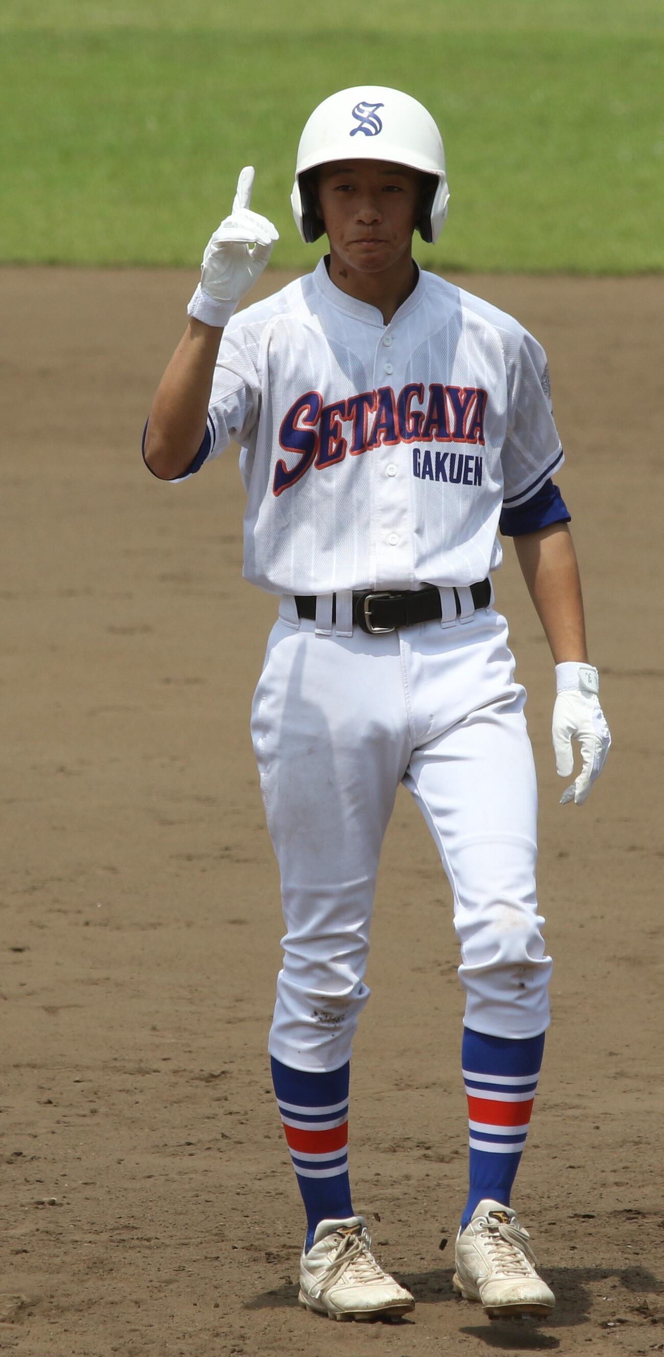 中前適時打を放ち、塁上で人差し指を立てる世田谷学園・川相俊輔（撮影・田島優大）