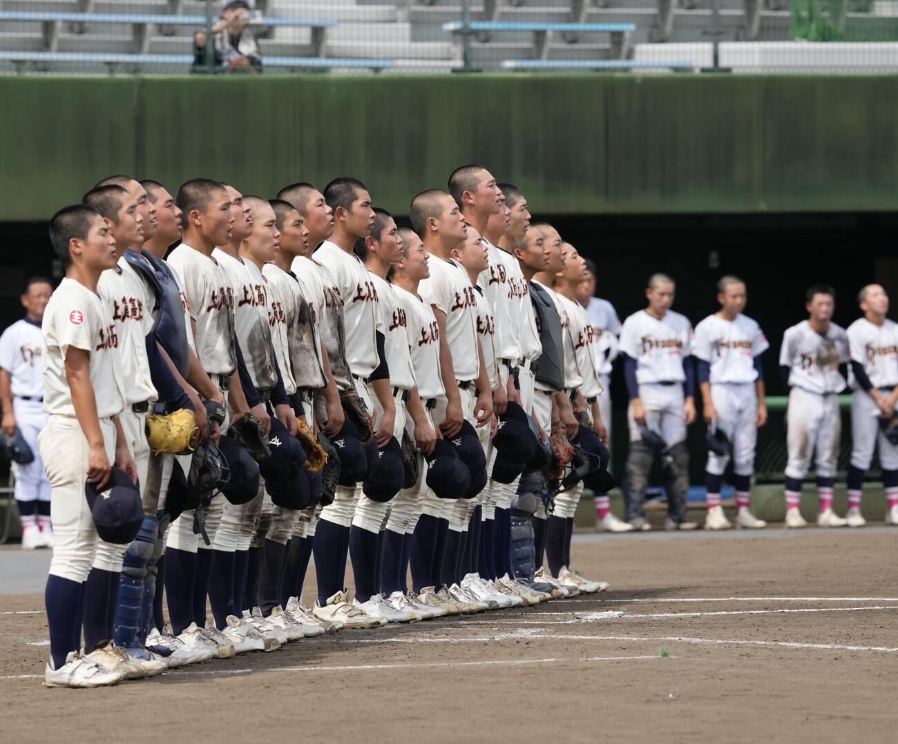 上尾対細田学園　細田学園に勝利し校歌を歌う上尾の選手たち（撮影・小島史椰）